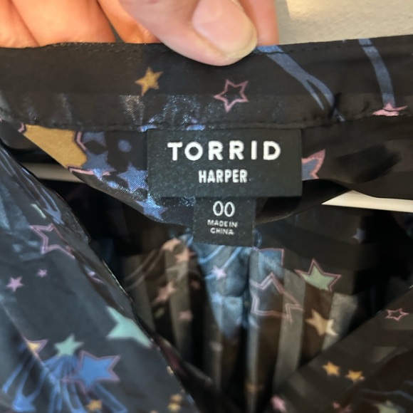 Torrid Harper satin pullover 3/4 sleeve blouse celestial whimsigoth. Size 00 M/L - Picture 5 of 7